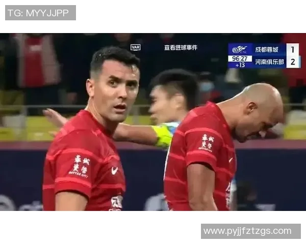 争议?蓉城“超时”绝平!周定洋剪刀脚+推人引爆抵触,赛中打到赛后 争议?蓉城“超时”绝平!周定洋剪刀脚+推人引爆抵触,赛中打到赛后